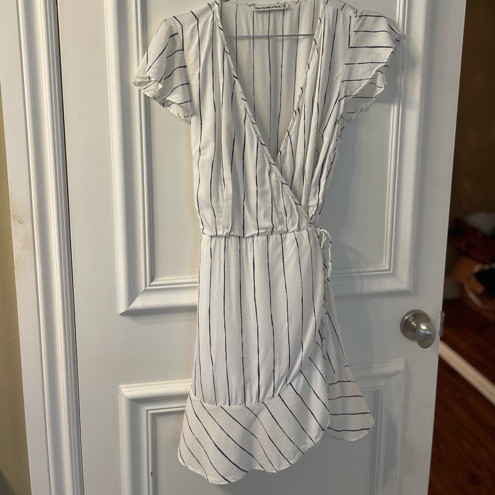 Abercrombie Size M White Wrap Around Mini Summer Dress